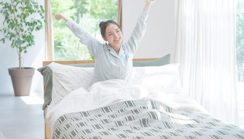 目覚める女性