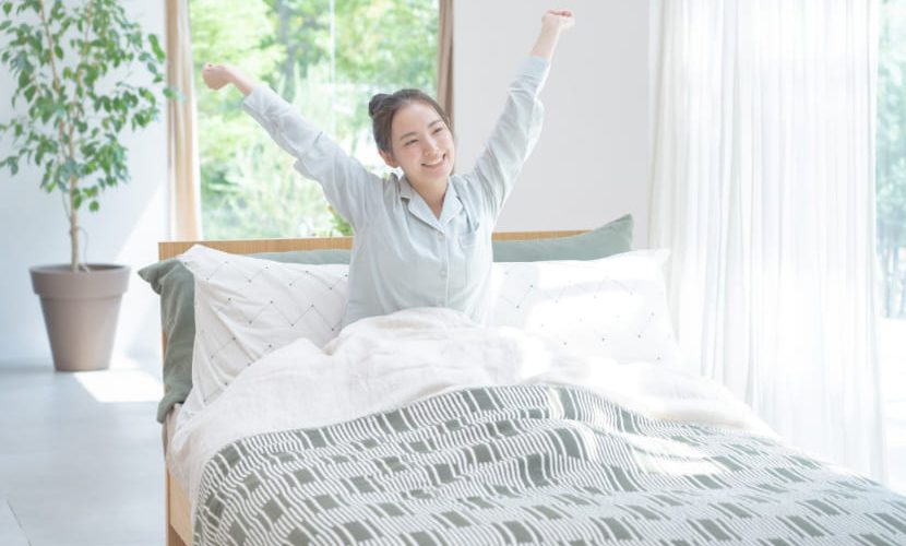 目覚める女性